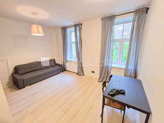 Фасадный дом, реновированный дом, закрытый двор, вход с улицы и со двора, Рига