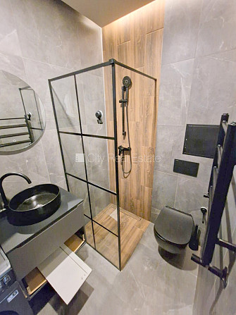 Фасадный дом, реновированный дом, закрытый двор, вход с улицы и со двора, Рига - изображение 15