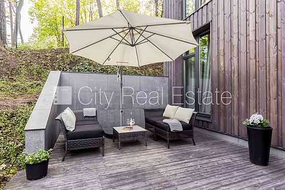 Новостройка, благоустроенный озеленённый двор, место для машины, подземная Юрмала