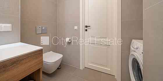 Новостройка, фасадный дом, зеленая территория, благоустроенная озеленённая Юрмала