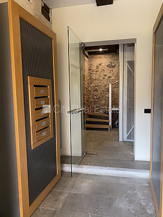 Фасадный дом, реновированный дом, вход с улицы, лифт, лестничная клетка после Рига - изображение 19