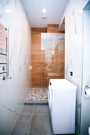 Renovēta māja, slēgts pagalms, dušas kabīne, dīvāns, divguļamā gulta, virtuves galds, Rīga - foto 12