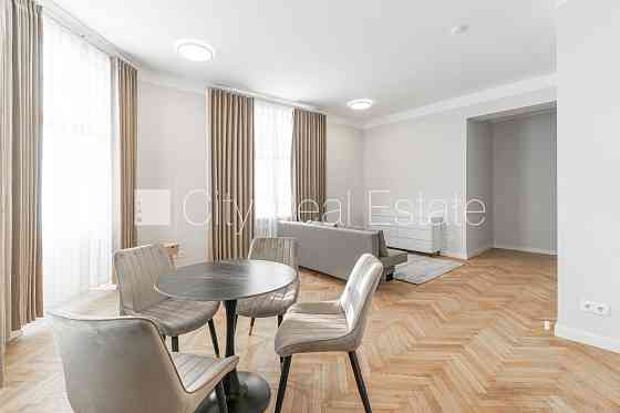 Фасадный дом, реновированный дом, плата за обслуживание в месяц 50 EUR, вход с улицы, Rīga