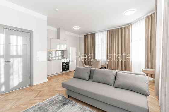 Фасадный дом, реновированный дом, плата за обслуживание в месяц 50 EUR, вход с улицы, Rīga