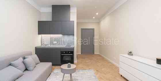 Фасадный дом, реновированный дом, плата за обслуживание в месяц 50 EUR, вход с улицы, Rīga