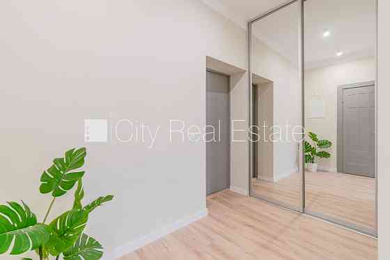 Фасадный дом, реновированный дом, закрытый двор, вход с улицы, лестничная клетка Rīga