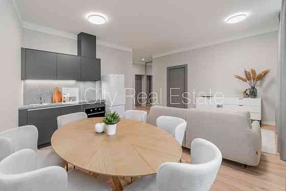 Фасадный дом, реновированный дом, закрытый двор, вход с улицы, лестничная клетка Rīga