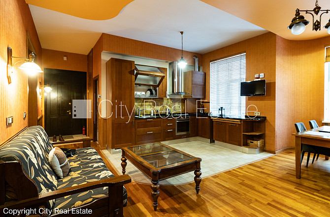 Renovēta māja, maksas stāvvieta, ir lifts, guļamistabu skaits 1 gab., viesistaba, viena istaba Rīga - foto 1