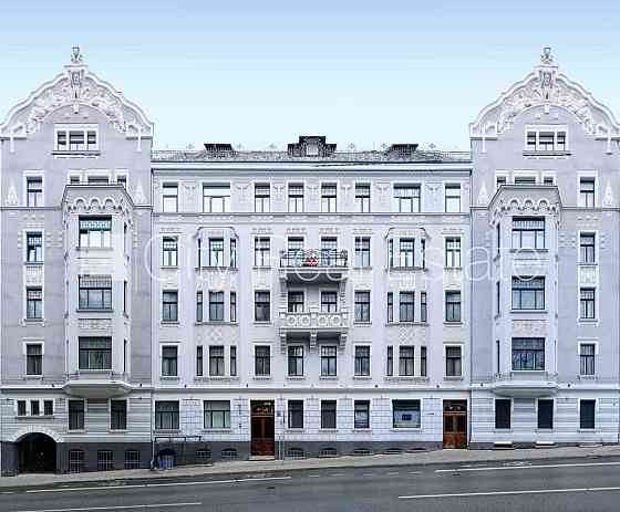 Здание во дворе, реновированный дом, благоустроенный озеленённый двор, закрытый Рига