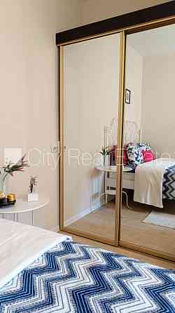 Здание во дворе, реновированный дом, благоустроенный озеленённый двор, закрытый Рига