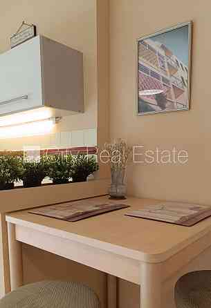 Здание во дворе, реновированный дом, благоустроенный озеленённый двор, закрытый Рига