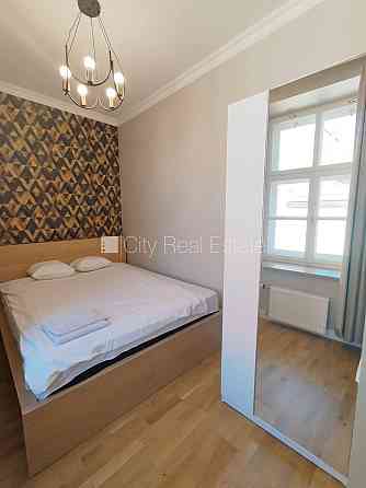 Фасадный дом, возможность аренды парковки, вход с улицы, лестничная клетка после Рига