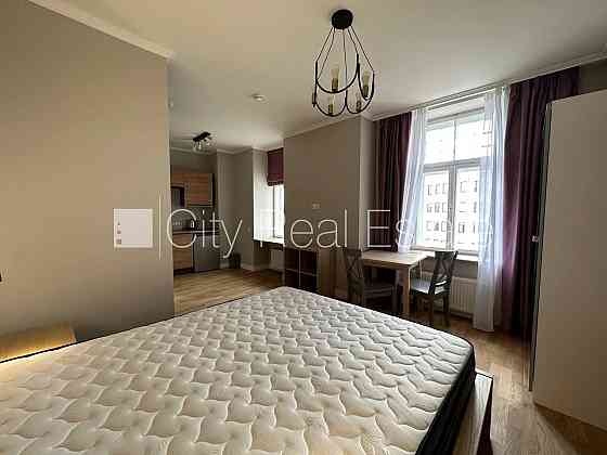 Фасадный дом, возможность аренды парковки, вход с улицы, лестничная клетка после Рига