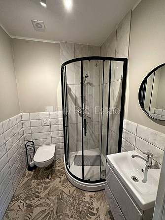 Фасадный дом, возможность аренды парковки, вход с улицы, лестничная клетка после Рига - изображение 8