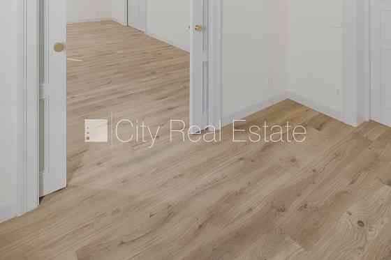 Фасадный дом, реновированный дом, установлены солнечные панели , закрытый двор, Рига