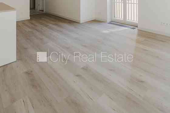 Фасадный дом, реновированный дом, установлены солнечные панели , закрытый двор, Рига