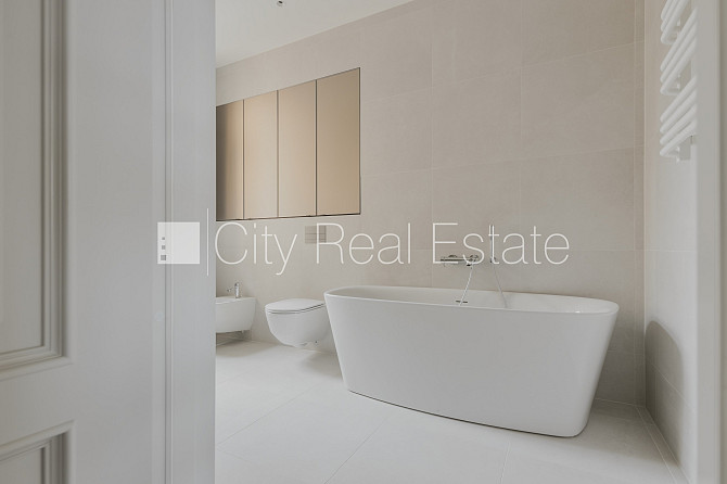 Фасадный дом, реновированный дом, установлены солнечные панели , закрытый двор, Рига - изображение 9