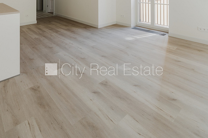 Фасадный дом, реновированный дом, установлены солнечные панели , закрытый двор, Рига - изображение 3