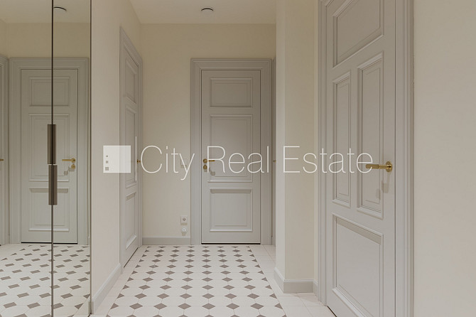 Фасадный дом, реновированный дом, установлены солнечные панели , закрытый двор, Рига - изображение 8