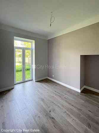 Дом во дворе, благоустроенная озеленённая территория, территория обнесена Рига