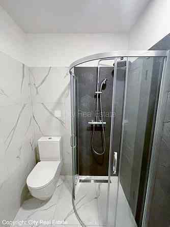 Дом во дворе, благоустроенная озеленённая территория, территория обнесена Рига