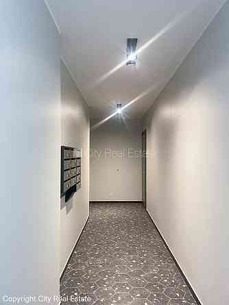 Дом во дворе, благоустроенная озеленённая территория, территория обнесена Рига