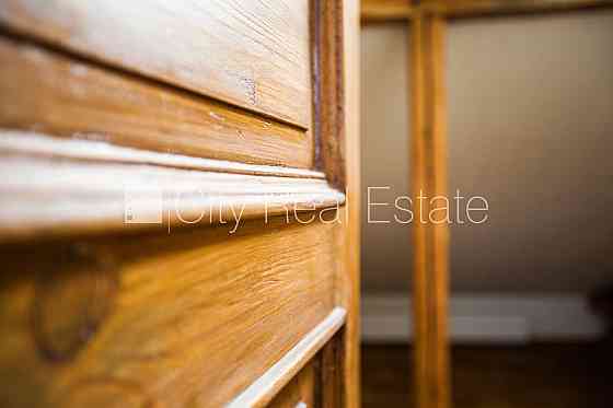 Фасадный дом, место для машины, лестничная клетка после косметического ремонта, Рига