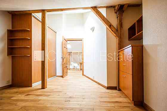 Фасадный дом, место для машины, лестничная клетка после косметического ремонта, Рига