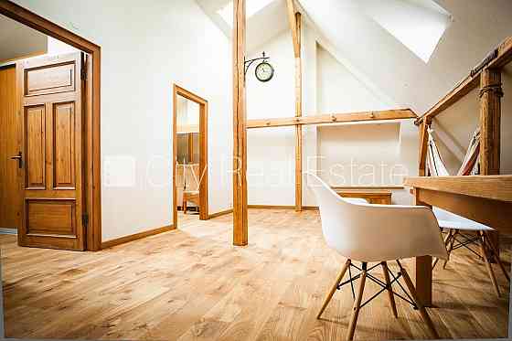 Фасадный дом, место для машины, лестничная клетка после косметического ремонта, Рига