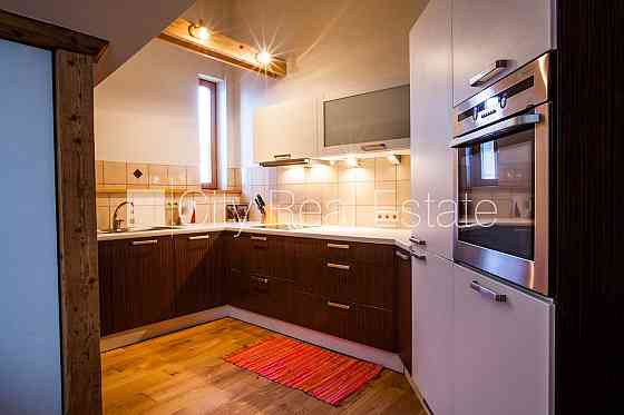 Фасадный дом, место для машины, лестничная клетка после косметического ремонта, Рига