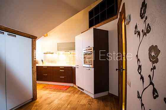 Фасадный дом, место для машины, лестничная клетка после косметического ремонта, Рига