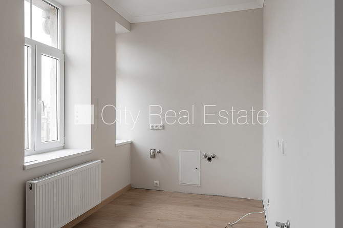 Фасадный дом, закрытый двор, место для машины, вход с улицы, лифт, лестничная Рига - изображение 4