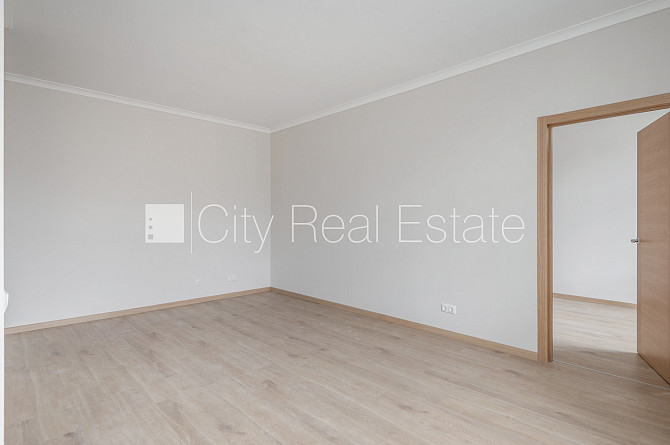 Фасадный дом, закрытый двор, место для машины, вход с улицы, лифт, лестничная Рига - изображение 5