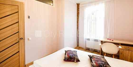 Здание во дворе, реновированный дом, возможность аренды парковки, вход со двора, Рига