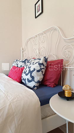 Fasādes māja, ieeja no ielas, ir lifts, kāpņu telpa pēc kosmētiskā remonta, logi vērsti uz Rīga - foto 2