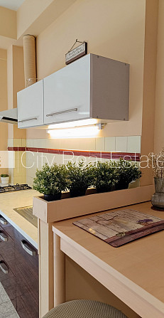 Fasādes māja, ieeja no ielas, ir lifts, kāpņu telpa pēc kosmētiskā remonta, logi vērsti uz Rīga - foto 13