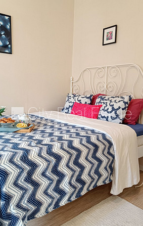 Fasādes māja, ieeja no ielas, ir lifts, kāpņu telpa pēc kosmētiskā remonta, logi vērsti uz Rīga - foto 1