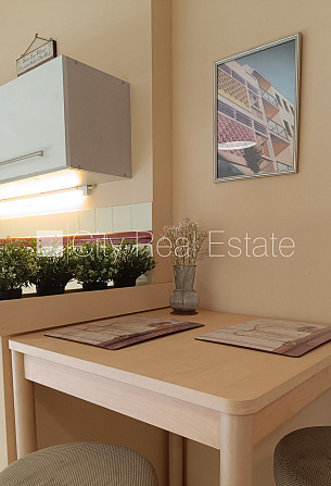 Fasādes māja, ieeja no ielas, ir lifts, kāpņu telpa pēc kosmētiskā remonta, logi vērsti uz Rīga - foto 12