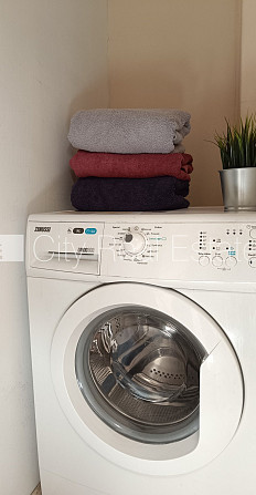 Fasādes māja, ieeja no ielas, ir lifts, kāpņu telpa pēc kosmētiskā remonta, logi vērsti uz Rīga - foto 15