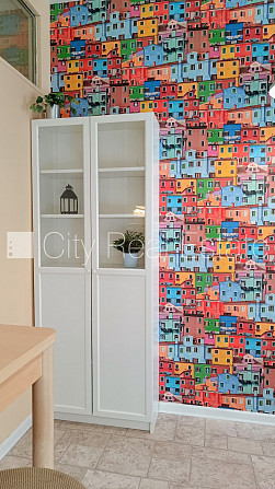 Fasādes māja, ieeja no ielas, ir lifts, kāpņu telpa pēc kosmētiskā remonta, logi vērsti uz Rīga - foto 10