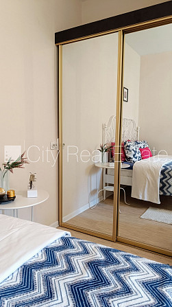 Fasādes māja, ieeja no ielas, ir lifts, kāpņu telpa pēc kosmētiskā remonta, logi vērsti uz Rīga - foto 4