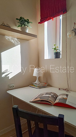 Fasādes māja, ieeja no ielas, ir lifts, kāpņu telpa pēc kosmētiskā remonta, logi vērsti uz Rīga - foto 6