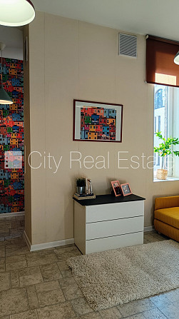 Fasādes māja, ieeja no ielas, ir lifts, kāpņu telpa pēc kosmētiskā remonta, logi vērsti uz Rīga - foto 9