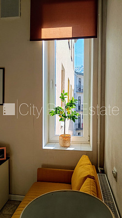 Fasādes māja, ieeja no ielas, ir lifts, kāpņu telpa pēc kosmētiskā remonta, logi vērsti uz Rīga - foto 7