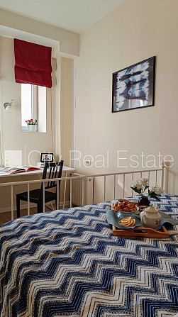 Fasādes māja, ieeja no ielas, ir lifts, kāpņu telpa pēc kosmētiskā remonta, logi vērsti uz Rīga - foto 3