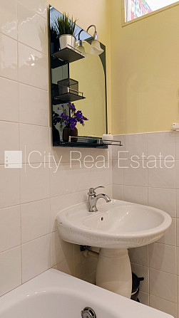 Fasādes māja, ieeja no ielas, ir lifts, kāpņu telpa pēc kosmētiskā remonta, logi vērsti uz Rīga - foto 17