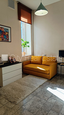 Fasādes māja, ieeja no ielas, ir lifts, kāpņu telpa pēc kosmētiskā remonta, logi vērsti uz Rīga - foto 8