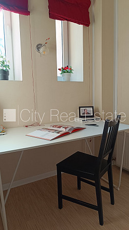 Fasādes māja, ieeja no ielas, ir lifts, kāpņu telpa pēc kosmētiskā remonta, logi vērsti uz Rīga - foto 5