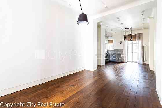 Проект - J5, фасадный дом, реновированный дом, благоустроенный озеленённый двор, Рига