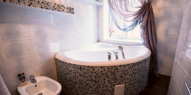 Здание во дворе, кирпичные стены, фасад с декоративной штукатуркой, Рига - изображение 15